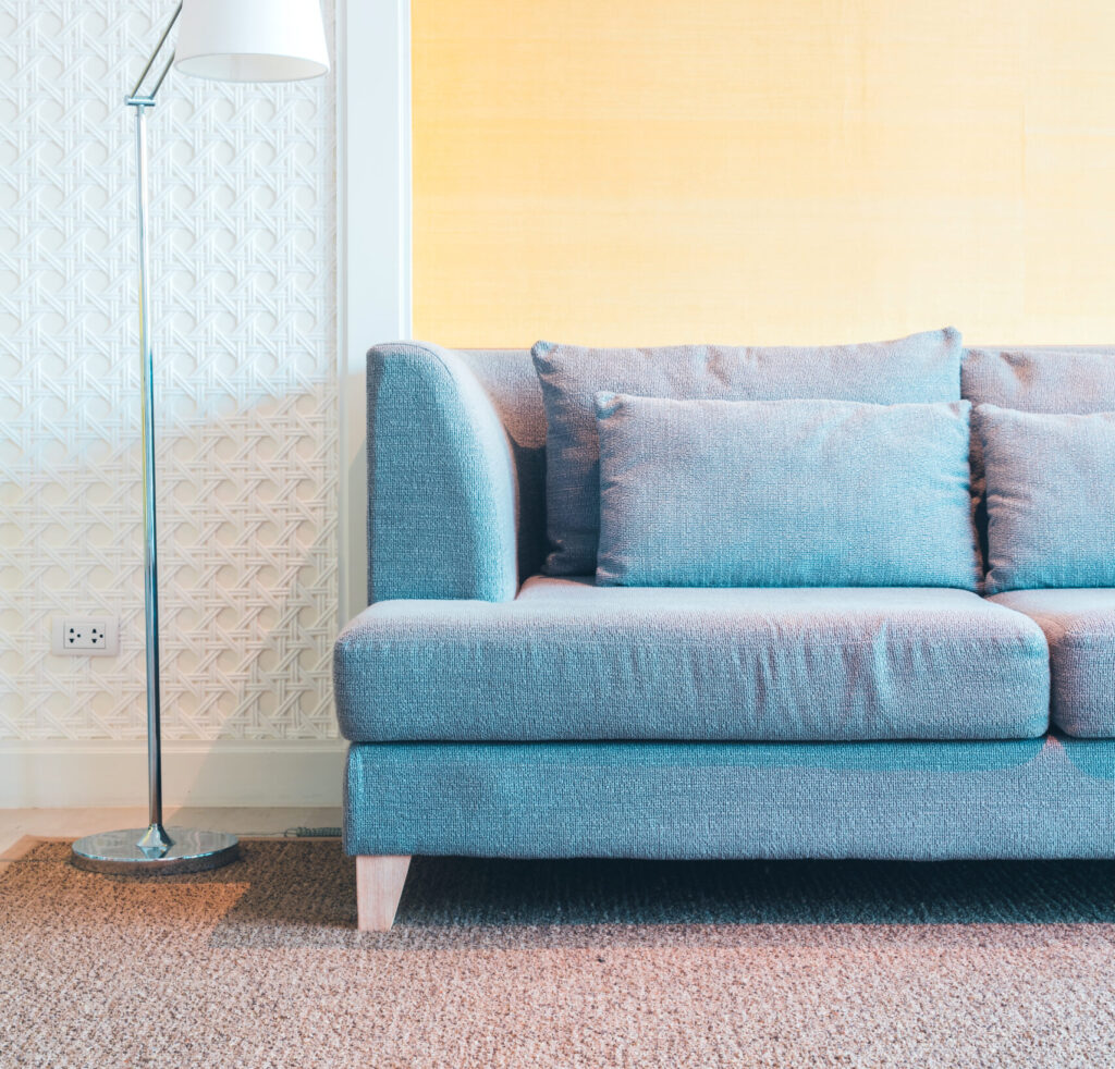 Saiba mais sobre a impermeabilização de tapetes no inverno | tapete em sala amarela e sofá azul | Dream Wash